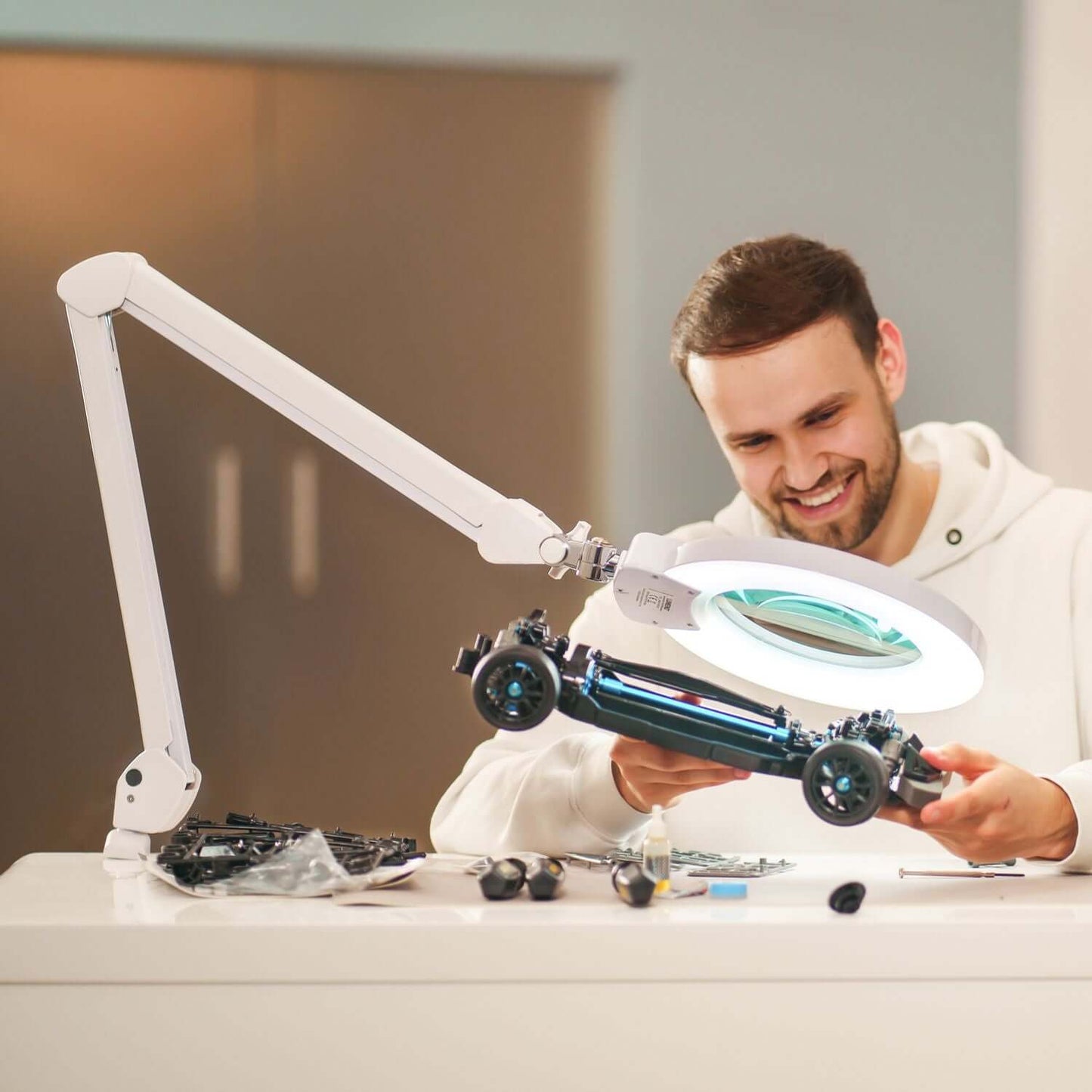 Lumeno 824XPRO Lampada d'ingrandimento a LED dimmerabile con commutazione a segmenti e alloggiamento in metallo